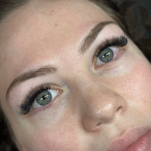 Wispy natural volume lash extensions